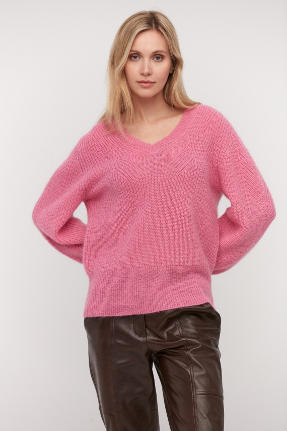 Sweter z dekoltem w szpic z wełną moherową różowy
