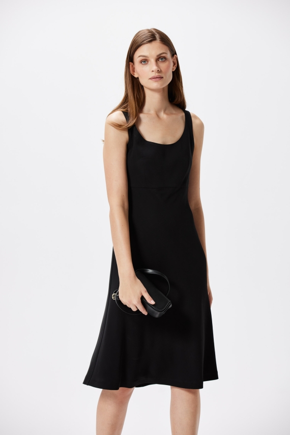 Czarna sukienka midi na szerokich ramiączkach