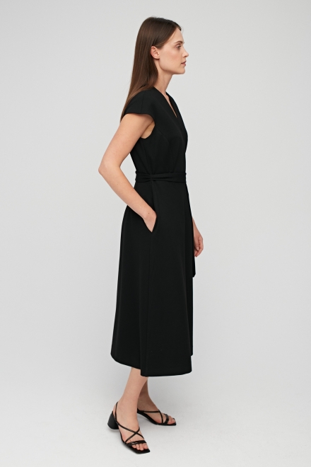 Czarna długa sukienka z paskiem